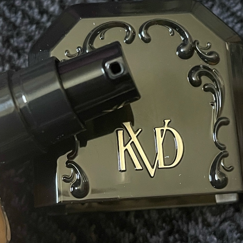 KVD Good Apple Tan 063 Full-Coverage Transfer-Proof Serum Foundation - Picture 4 of 6